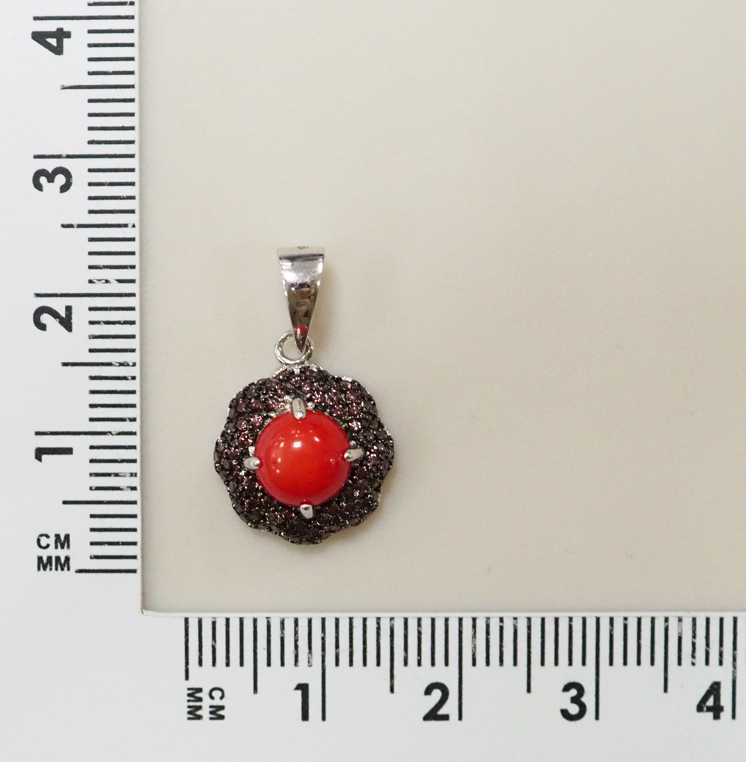 Серебряная подвеска с кораллом